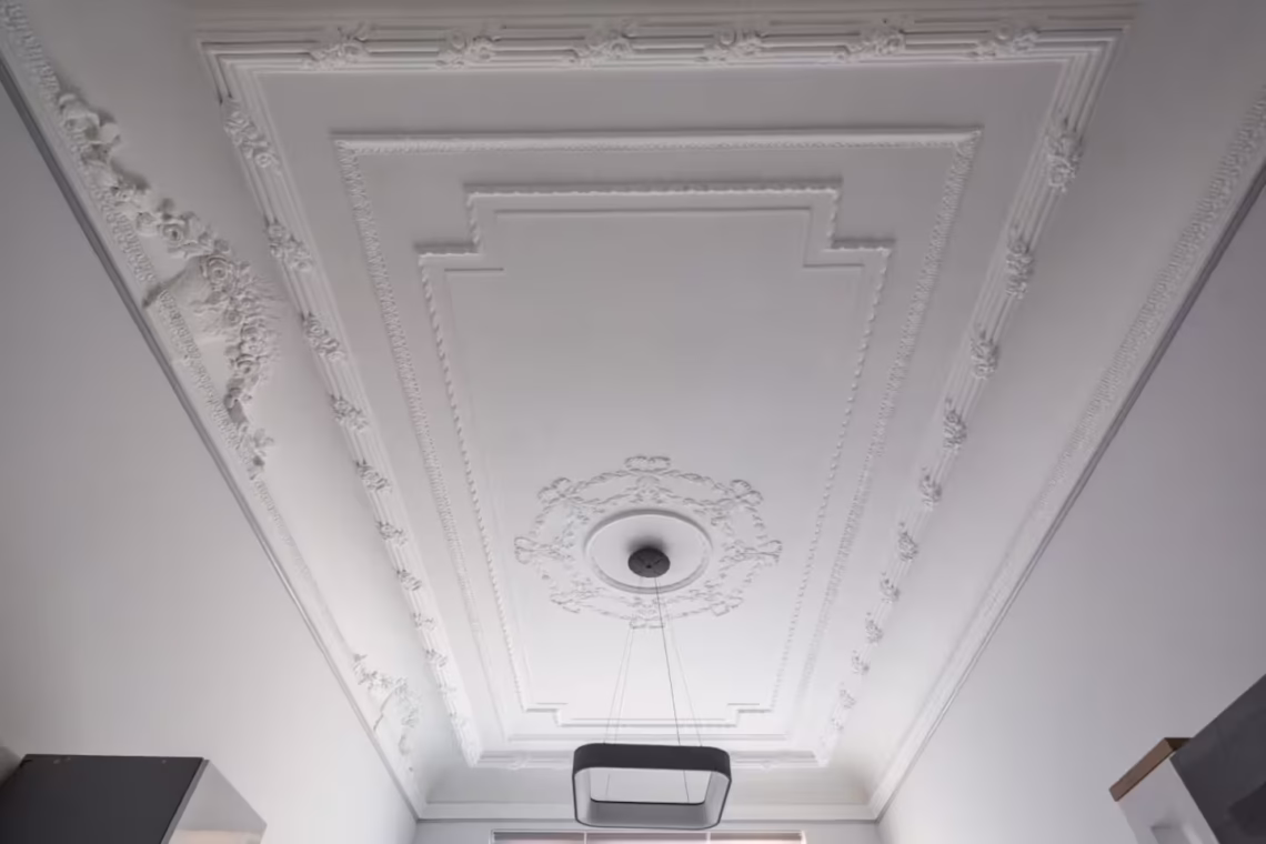 відреставрована ліпнина в квартирі з чотирьох метровими стелями у Львові