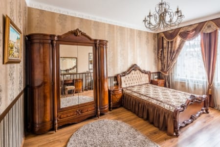 Спальня з дерев'яною шафою з дзеркалом і класичним ліжком, площа Данила Галицького