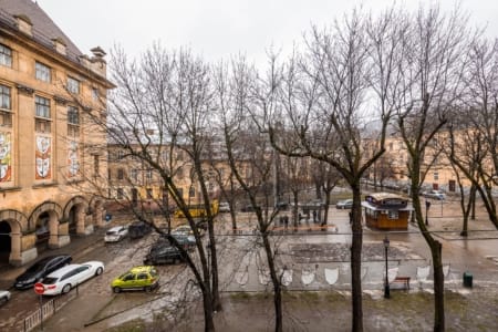Widok z okna apartamentu na plac Danyła Halickiego we Lwowie