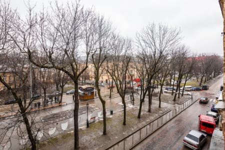 Widok z okna na skwer i ulicę przy placu Danyła Halickiego