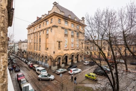 Zabytkowe kamienice naprzeciwko apartamentu przy placu Danyła Halickiego, widok z okna