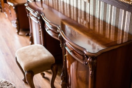 Rzeźbiona toaletka i taboret w sypialni apartamentu przy placu Danyła Halickiego