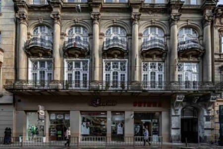 Історичний будинок із балконами на вул. Дорошенка у Львові, де розташовані квартири