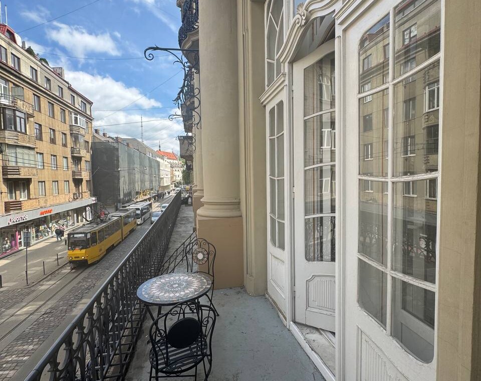 Вид з балкона однокімнатної квартири подобово Львів Дорошенка