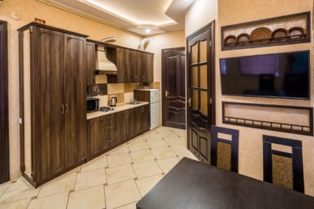 Кухонний гарнітур і телевізор на стіні у квартирі на площі Данила Галицького