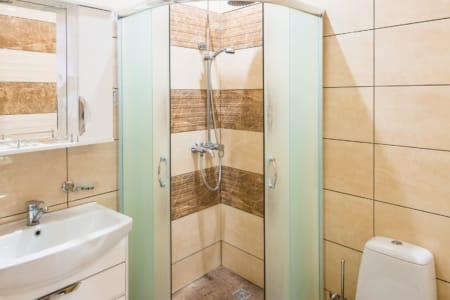 Ванна кімната з душовою кабіною та унітазом у квартирі на площі Данила Галицького