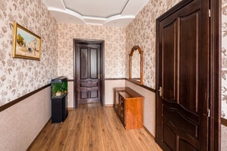 Коридор з акваріумом і дерев'яними дверима у квартирі на площі Данила Галицького
