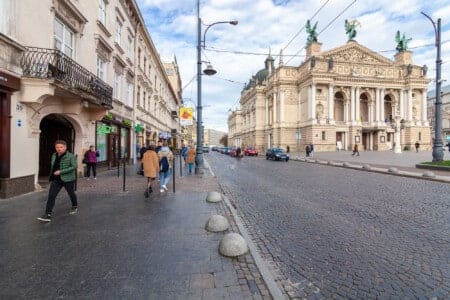 Проспект Свободи та Львівський оперний театр поруч із будинком квартири