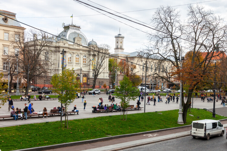Львівська Ратуша, розташований поруч з двокімнатною подобовою квартирою у Львові (Leo Apartment).