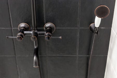 Bateria w stylu retro i słuchawka prysznicowa w łazience mieszkania przy prospekcie Swobody