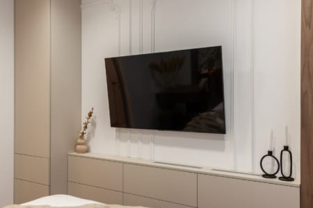 Спальня з телевізором та вбудованою шафою у квартирі в ЖК «Семицвіт»