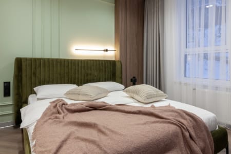 Друга спальня з м'яким узголів'ям та двоспальним ліжком у ЖК «Семицвіт»