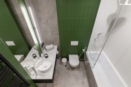 Ванна кімната з умивальником, туалетом і ванною в квартирі в ЖК «Семицвіт»