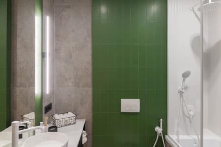 Ванна кімната з умивальником, туалетом та ванною у квартирі в ЖК «Семицвіт»