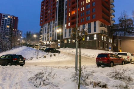 Фасад житлового комплексу «Семицвіт» узимку у Львові