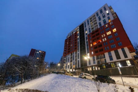 Житловий комплекс «Семицвіт» увечері взимку у Львові
