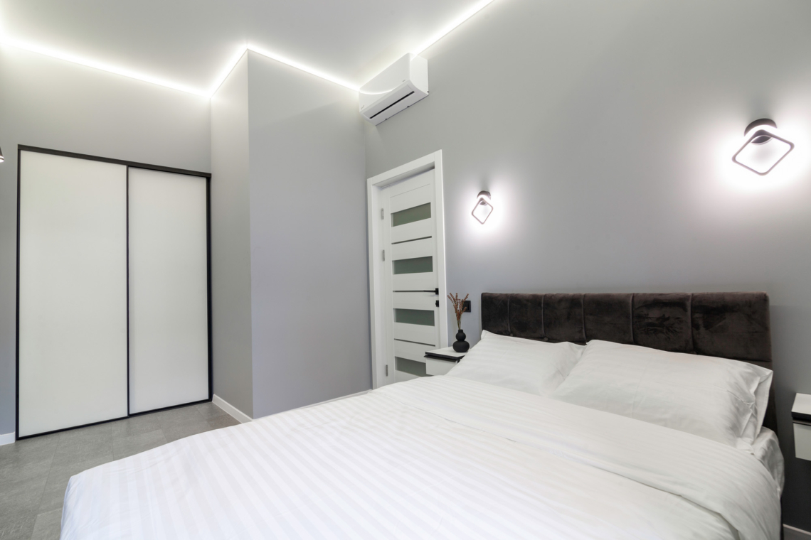 Одна з ізольованих спалень у двокімнатній подобовій квартирі у Львові (Leo Apartment).