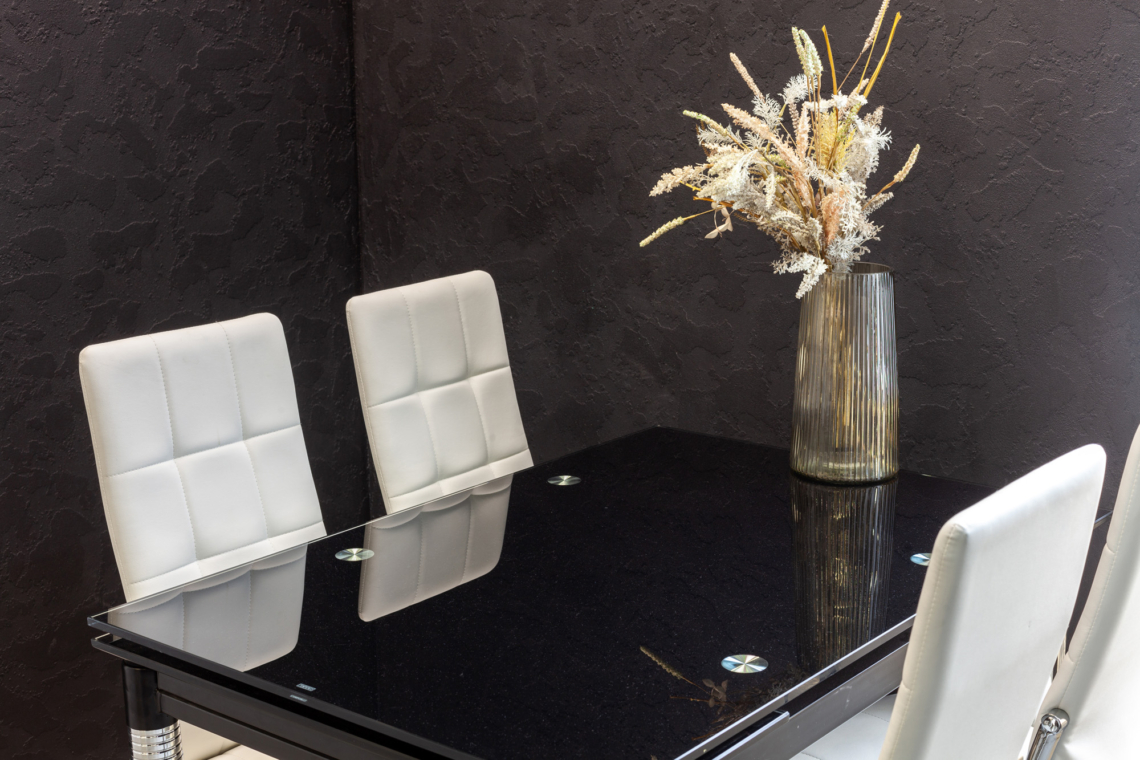 Повністю обладнана кухня в двокімнатній подобовій квартирі у Львові.