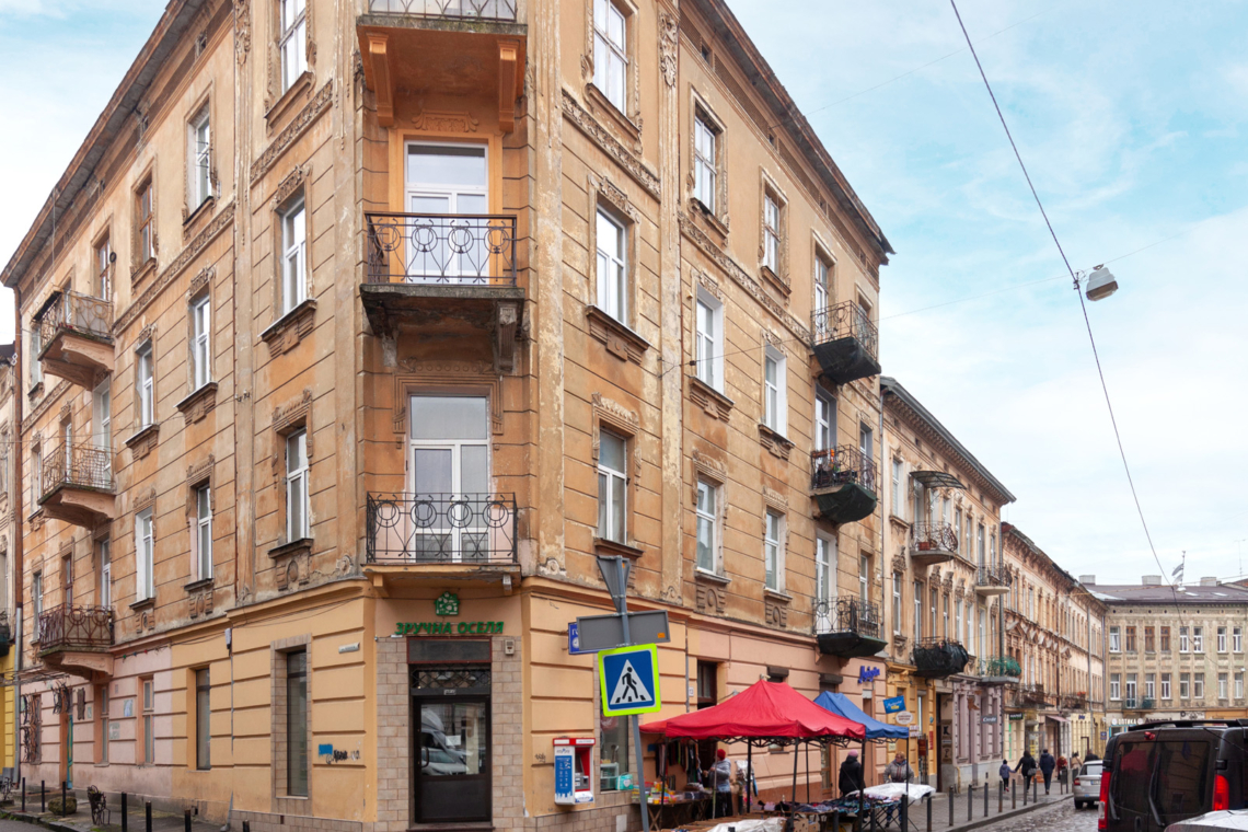 Будинок в самому серці Львова, де знаходиться двокімнатна подобова квартира Leo Apartment.
