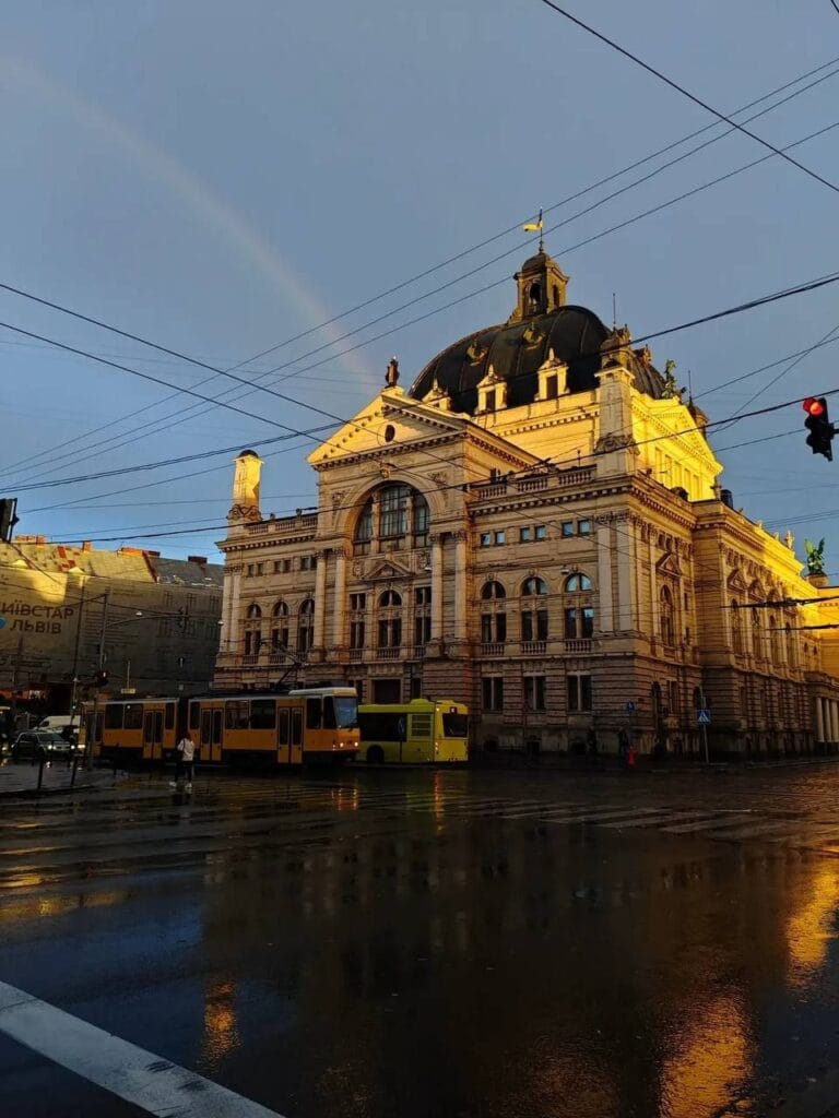 Львівська опера після дощу « Leo Apartment Веселка над Львівським оперним театром після дощу