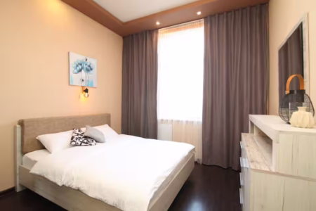 Зручне двоспальне ліжко у спальній зоні однокімнатної квартири подобово на Огієнка, Львів.