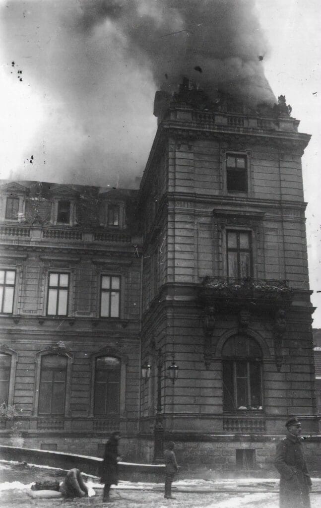 palac-potockych-lviv-pozhezha-1919 | Leo Apartment Дворец Потоцких во Львове в 1919 году: густой дым над крышей угловой башни после падения самолёта, на заснеженной улице стоят люди