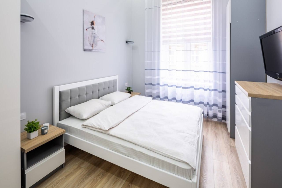 ізольована спальня в двокімнатній подобовій квартирі у Львові (Leo Apartment).