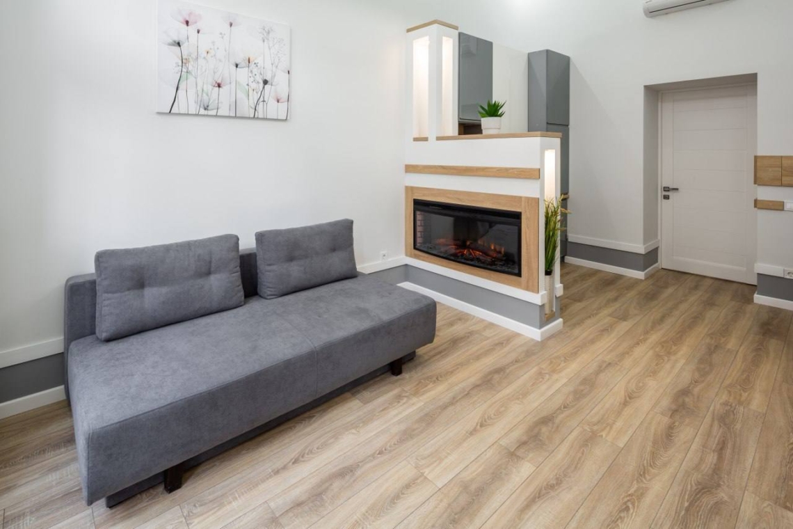 Простора вітальня в двокімнатній подобовій квартирі у Львові з ізольованими спальнями (Leo Apartment).