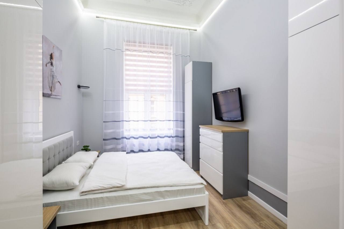 ізольована спальня в двокімнатній подобовій квартирі у Львові (Leo Apartment).