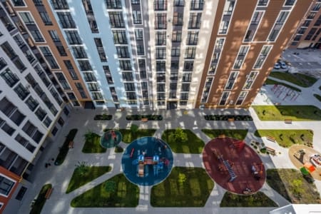 Wewnętrzny dziedziniec kompleksu Semitsvit z placami zabaw, widok z góry