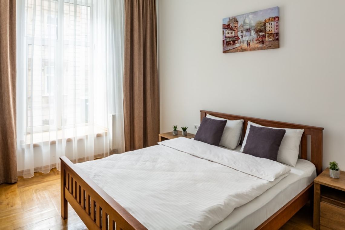 Одна зі спалень у трикімнатній подобовій квартирі у Львові на вул. Краківській.