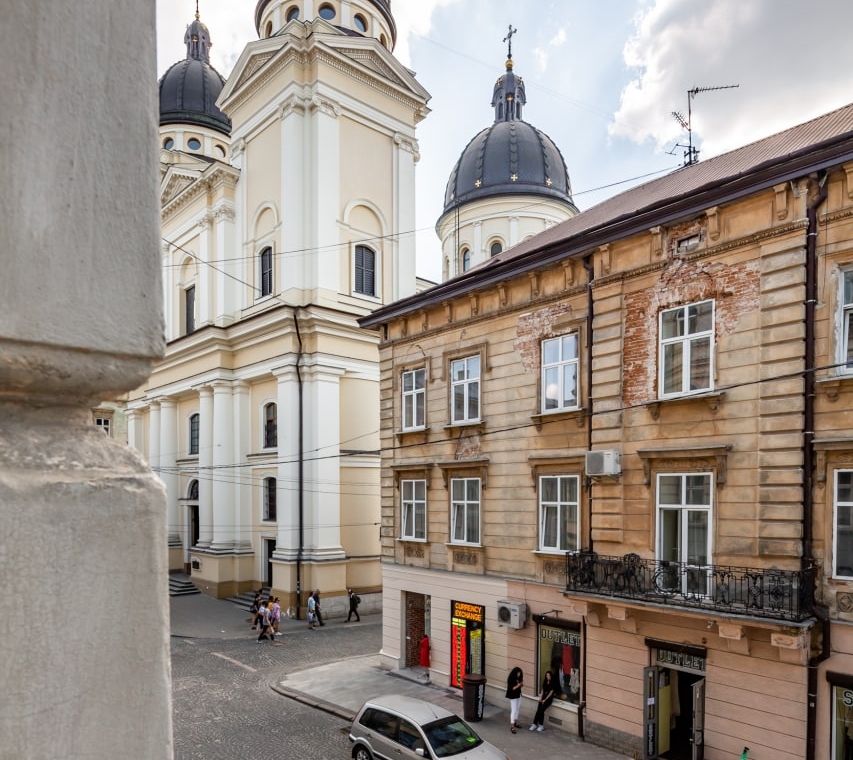 Храм Преображення Господнього, поруч з трикімнатною подобовою квартирою у Львові (Leo Apartment).