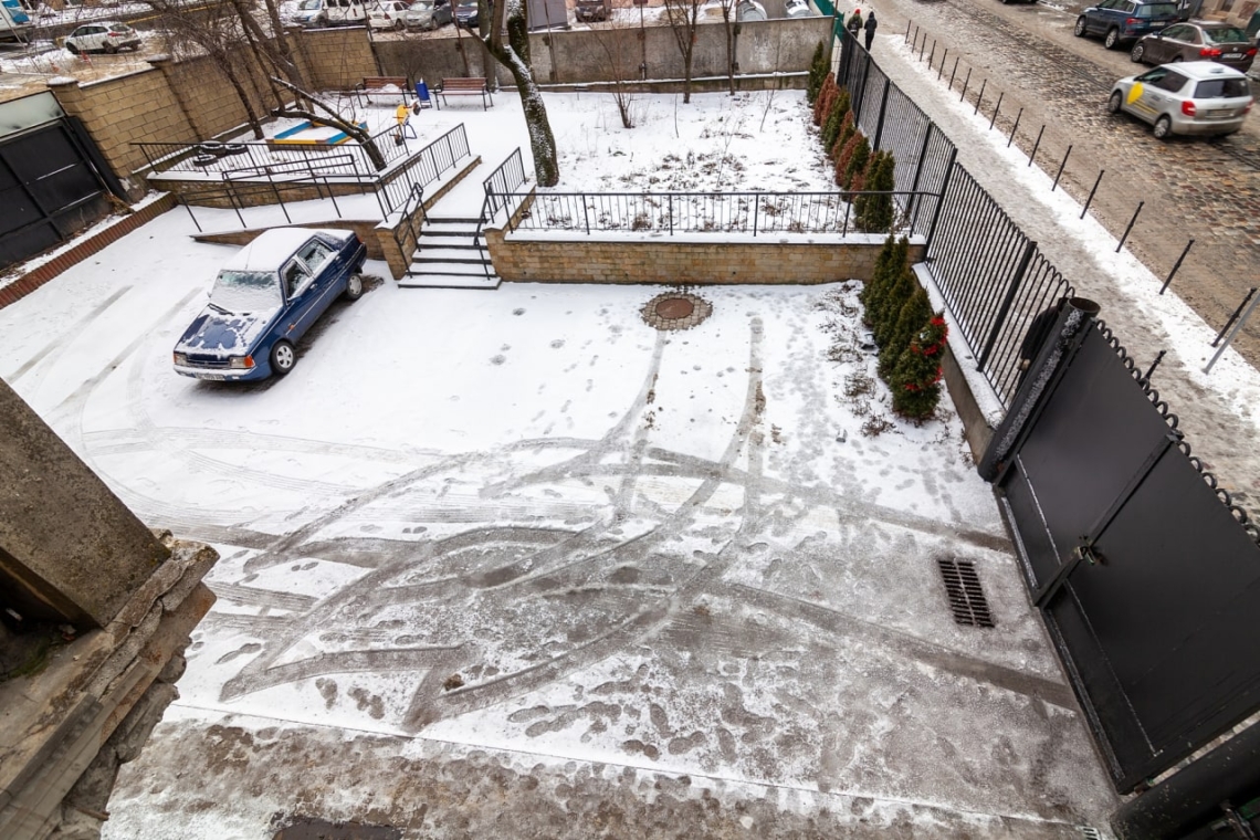 Парковка у закритому дворі для гостей двокімнатної подобової квартири у Львові.