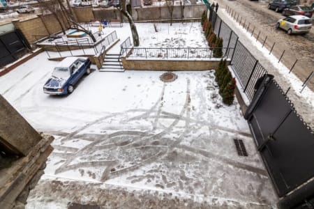 Закритий двір із парковкою для гостей квартири на вул. Куліша