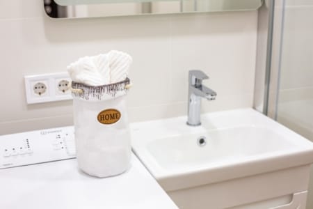 Умивальник і рушники у ванній кімнаті квартири на вул. Куліша
