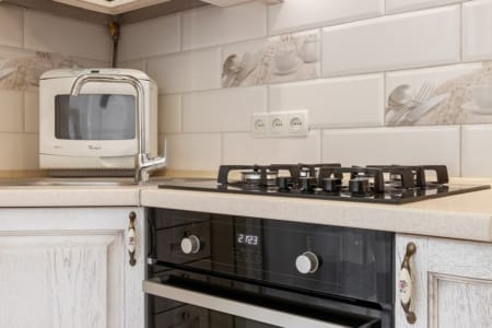 Кухня з духовкою, газовою плитою та витяжкою в квартирі на вул. Куліша