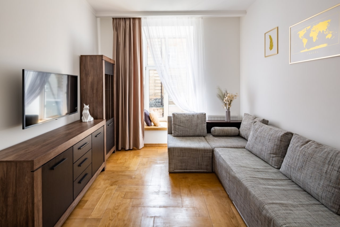 Простора вітальня в трикімнатній подобовій квартирі у Львові (Leo Apartment).