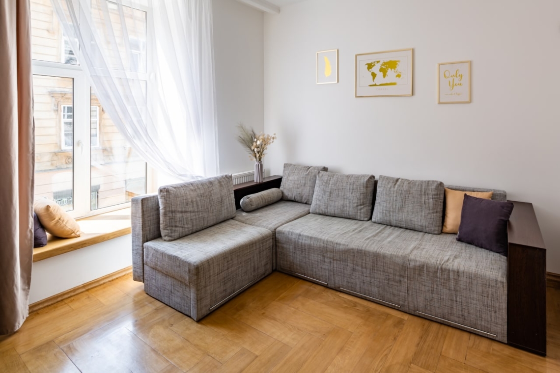 Простора вітальня в трикімнатній подобовій квартирі у Львові (Leo Apartment).