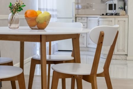 Круглий обідній стіл із фруктами та вид на кухню в квартирі на вул. Куліша, Львів