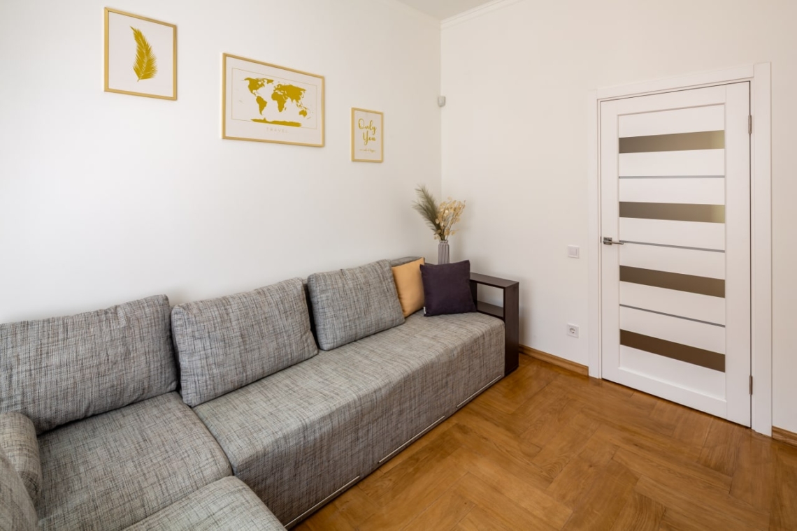 Простора вітальня в трикімнатній подобовій квартирі у Львові (Leo Apartment).