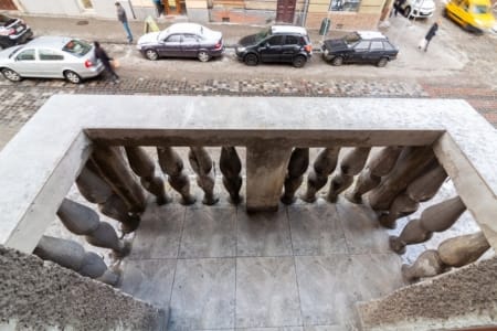 Балкон із балюстрадою над вулицею Куліша у Львові