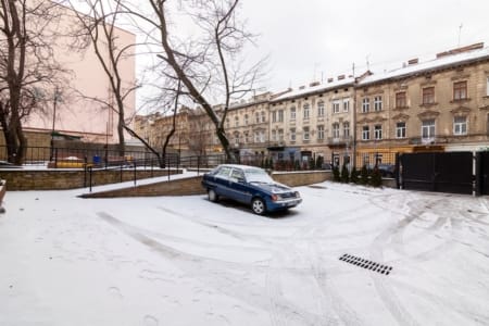 Паркування в закритому дворі біля будинку на вул. Куліша