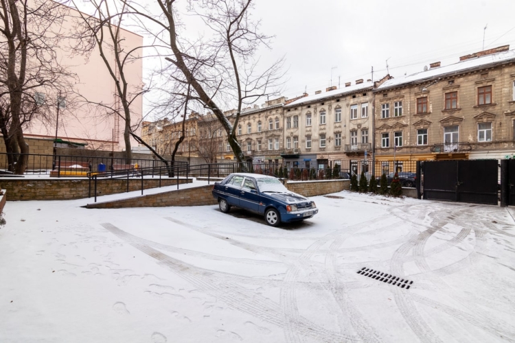 Парковка у закритому дворі для гостей двокімнатної подобової квартири у Львові.