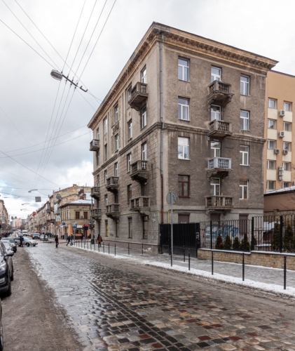 Будинок на вулиці Куліша, де знаходиться двокімнатна подобова квартира у Львові.