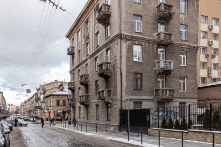 Фасад будинку на розі вулиці Куліша у Львові, де розташована квартира