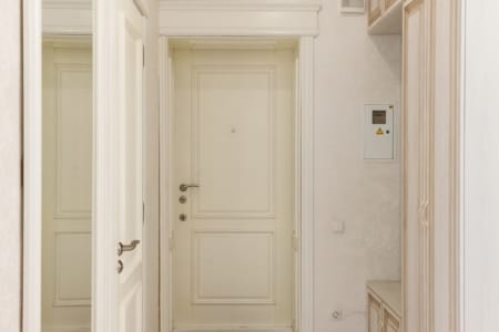 Коридор із вбудованою шафою та вхідними дверима у квартирі на вул. Куліша