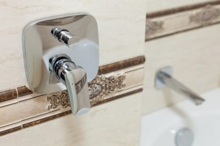 Змішувач для ванни в ванній кімнаті квартири на вул. Куліша
