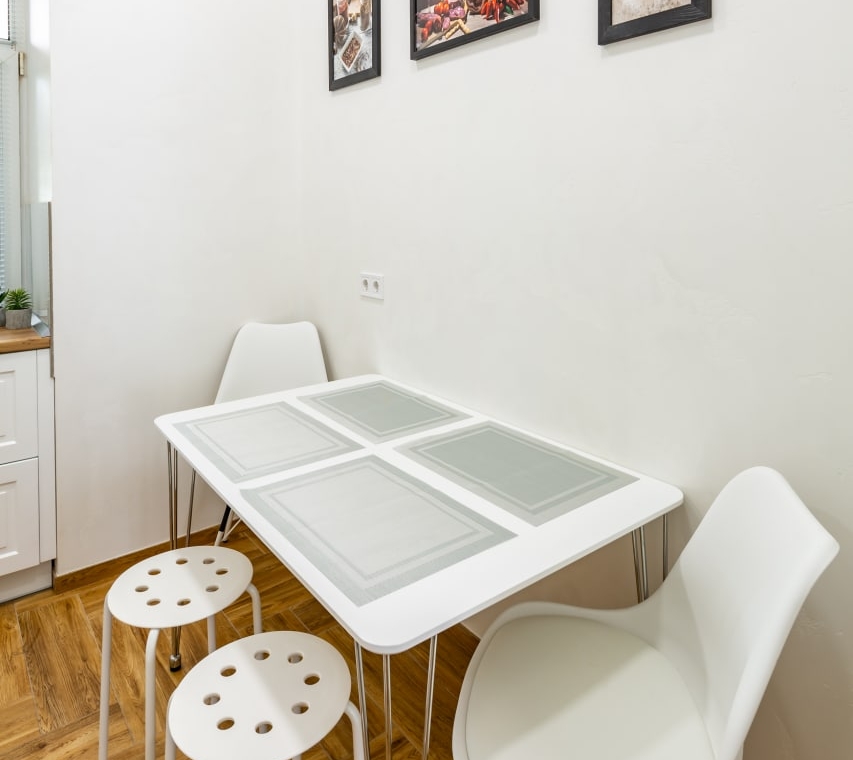 Обладнана кухня в трикімнатній подобовій квартирі у Львові.