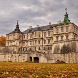 Підгорецький замок восени: палац на бастіонних мурах зі сходами та арками