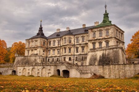 Підгорецький замок восени: палац на бастіонних мурах зі сходами та арками